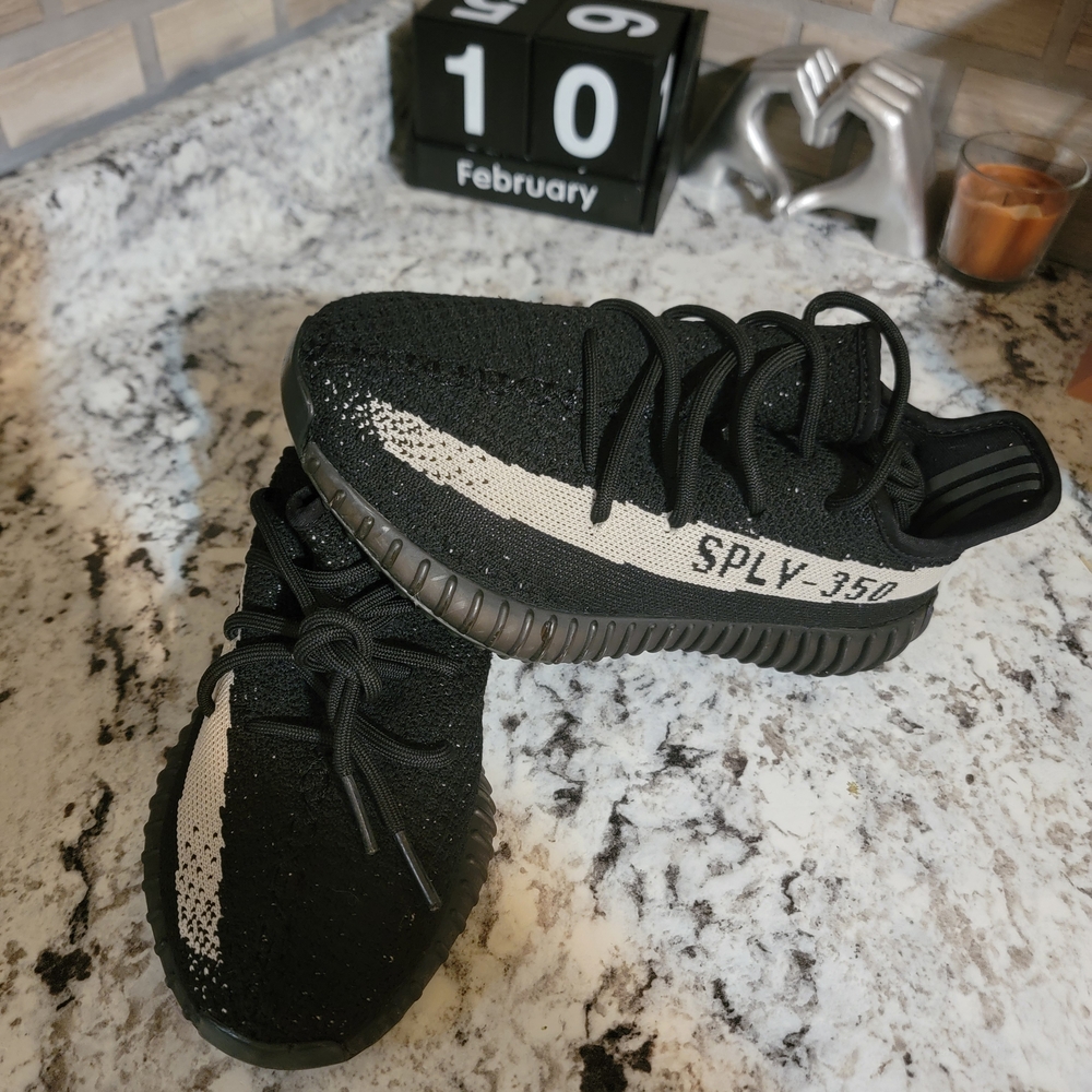 Yeezy Boost 350 V2 in Black and White $70 or BEST offer - Picture 4 of 9
